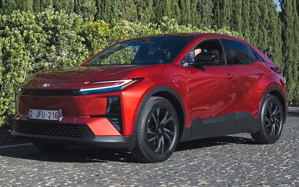 Tre Quarti Anteriore Lato Guidatore della Toyota C-HR Plus di Colore Rosso